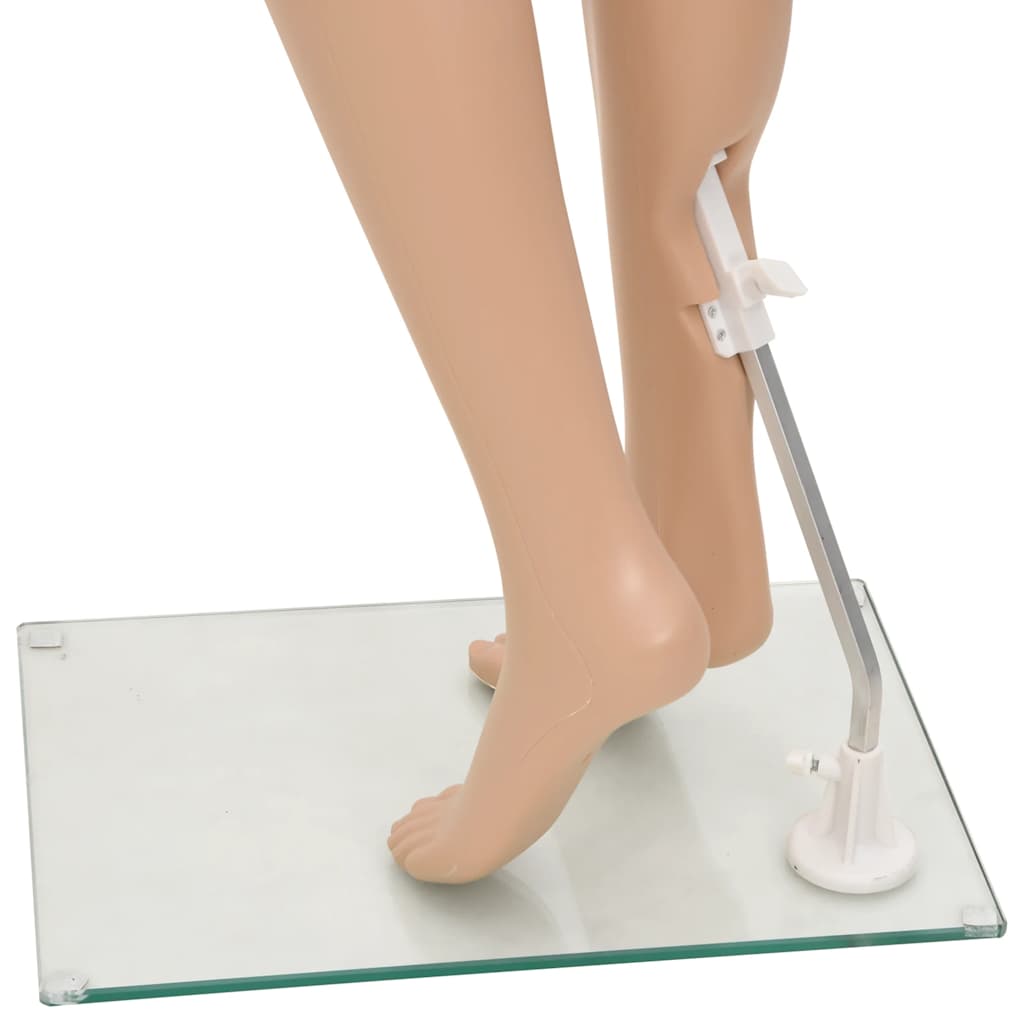 female mannequin A   male mannequin A
