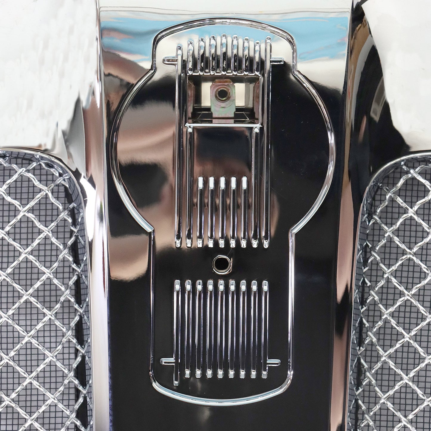 For Kenworth T680 Chrome Grille Frame W- Bug Screen L29-6155-100 L45-6064-110