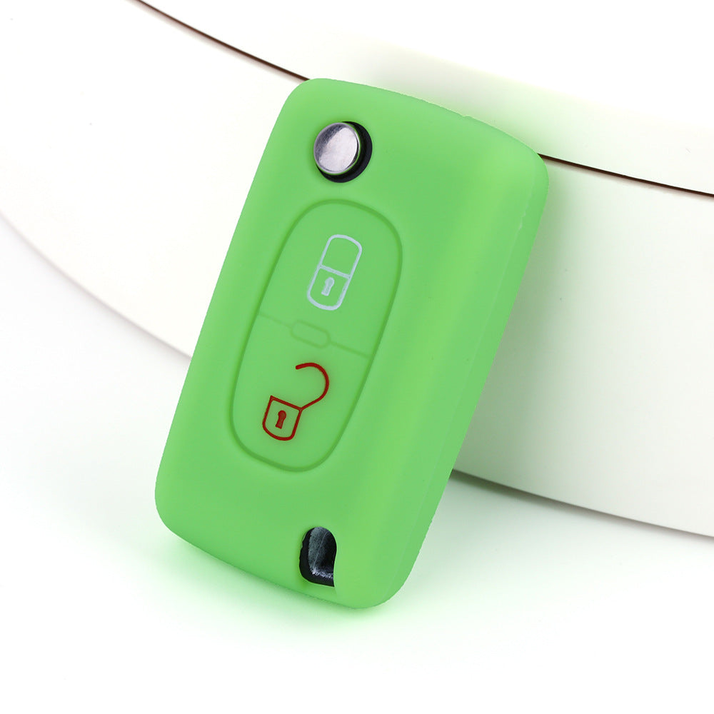 Key fob cover for Peugeot 2-button folding keys – silicone – green silicone cover close-up angle