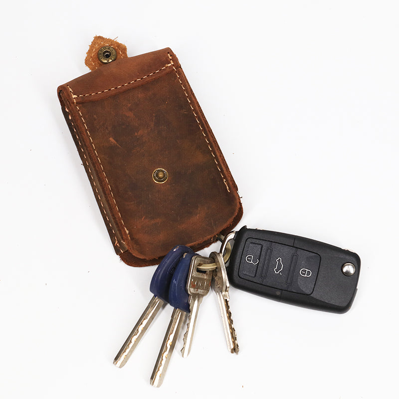 Vintage leather car key pouch – brown – pouch with keys and car fob beside it